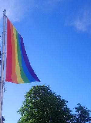 Stadt Freiburg hisst am morgigen Mittwoch Regenbogenflagge am Rathaus