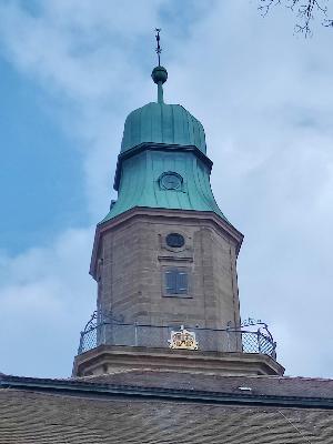 Kirchenturm der Hugenottenkirche in Erlangen wird restauriert