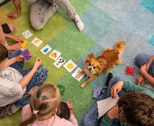 Therapiehund unterstützt Leseförderung in der Stadtteilbibliothek Grötzingen