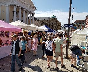 Kunsthandwerkermarkt auf dem Marktplatz Karlsruhe