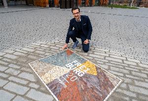 Neues Mosaik vor dem Rathaus im Stühlinger